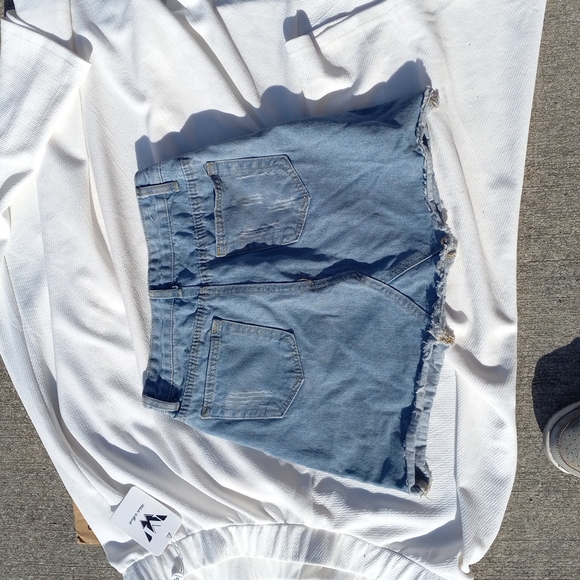 Woman's skirt 1 - Picture 3 of 4